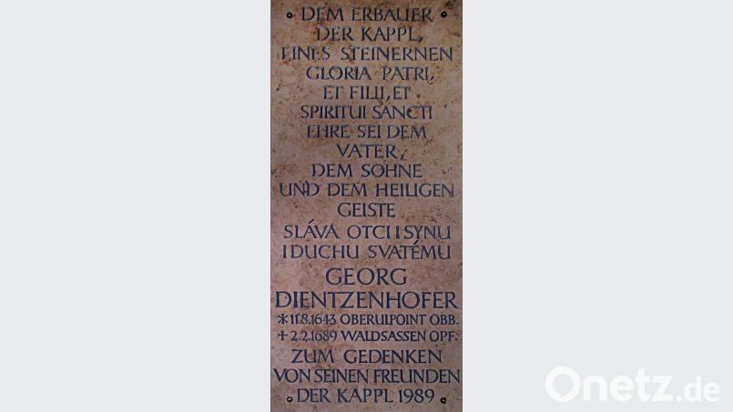 Am Lichtmesstag 1689 – vor 330 Jahren – verstarb Georg Dientzenhofer in Waldsassen, noch bevor sein Bauwerk, die Kappl, fertiggestellt war. Durch die Initiative von Pfarrer Karl Rauscher (1923-1995) wurde zum 300. Todestag des Kirchenbaumeisters eine Gedenkplatte in der Kappl enthüllt. Bild: Sammlung Treml/exb