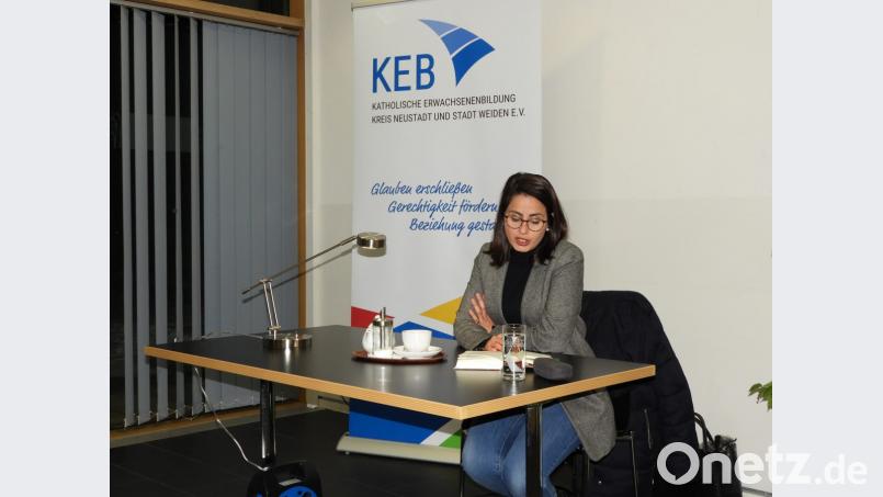 Die Autorin Sineb El Masrar stellt ihr jüngst erschienenes Buch „Muslim Men: Wer sie sind, was sie wollen“ im Café Mitte vor. Bild: Winkler