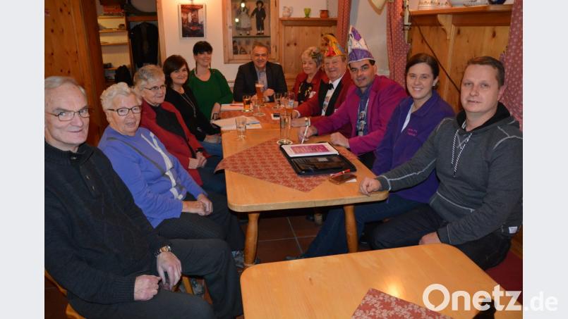 Die Organisatoren des 41. Seniorennachmittags trafen sich im Kellnerhaus, um Programminhalt und Ablauf zu besprechen. Im Bild die Vertreter der Faschingsvereinigung, der Vereine Gaudiwurm und TuS sowie der Stadt Mitterteich mit Bürgermeister Roland Grillmeier (hinten, Mitte). Bild: jr