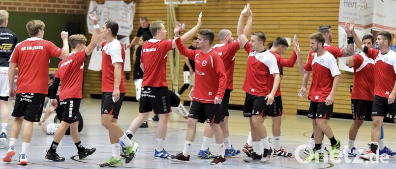 Mutmachendes Abklatschen der Sulzbacher vor dem Hinspiel gegen die SG Auerbach/Pegnitz. Damals verloren sie das Nachbarduell der Landesliga Nord mit 25:28. Bild: Hubert Ziegler