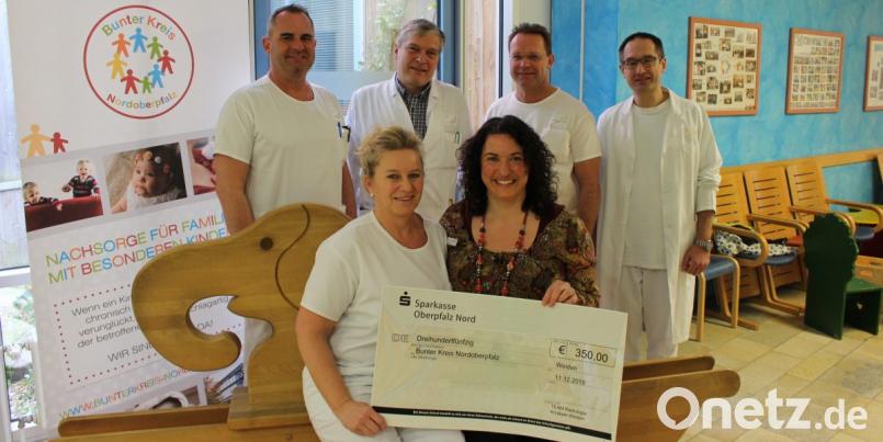 Marina Frister (vorne, r.) vom Bunten Kreis Nordoberpfalz kann sich über eine Spende von 350 Euro vom Team der Radiologie um Petra Meissner (vorne, l.), Dr. Thomas Finkenzeller, (hinten, l.), Leiter des Neuroradiologischen Zentrums Nordostbayern, Chefarzt Prof. Dr. Christian Paetzel (hinten, 2.v.r.) und leitendem Oberarzt Dr. Karl Scheibl (hinten, r.) freuen. Auch Dr. Fritz Schneble (hinten, 2.v.l., Chefarzt der Kinderklinik, freut sich über die Spende der Kolleginnen und Kollegen. Bild: Kliniken Nordoberpfalz AG.) Bild: exb