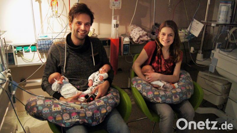 Daniela und Markus Hohler sind gerüstet für ein Leben mit den Drillingen David, Nico und Ella. Bild: Julia Gergovich