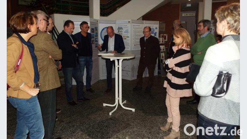 Bei der Ausstellungseröffnung. Bild: e