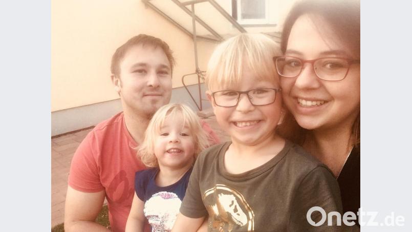 „Da war noch alles in Ordnung“, erklärt Berthold Walbrunn (links). Im Sommer 2018 lachen Papa, Tochter Eva, Sohn Hugo und Mutter Sabrina für ein Selfie gemeinsam in die Kamera. Bild: exb