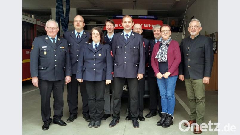 Kreisbrandmeister Alfons Huber, Kommandant Thomas Kellner (Erster und Zweiter von links), Bürgermeister Rudolf Schopper (von rechts), Dritte Bürgermeisterin Maria Sauer und Vorstand Peter Beck gratulierten Sonja Treml, Oliver Stör, Markus Mois und Josef Simmerl (Viete bis Siebter von links) zu langjähriger Dienstzeit und erfolgreichen Weiterbildungen. Bild: bgm