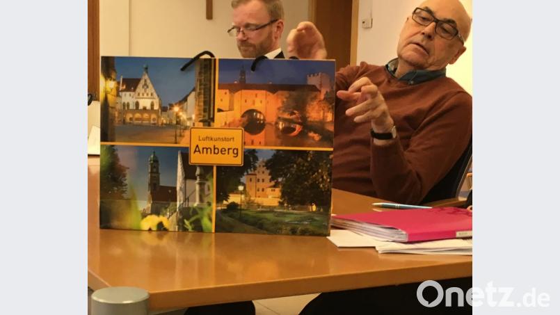 Josef Pürner erklärt die Vorzüge der Ortstasche und denkt laut darüber nach, was alles hineinpasst. Bild: ihl