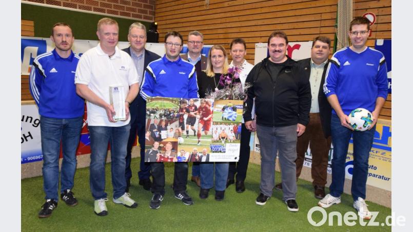 Ehrung mit (von links) SVI-Vorsitzendem Martin Luber, Raiba-Vorstand Martin Sachsenhauser, Landrat Richard Reisinger, Holger Kellner, Bürgermeister Michael Göth, Marion Kellner, Raiba-Vorstand Erich Übler, Kreisspielleiter Albert Kellner, Illschwangs Bürgermeister Dieter Dehling und Florian Roth vom Organisationsteam. Bild: no
