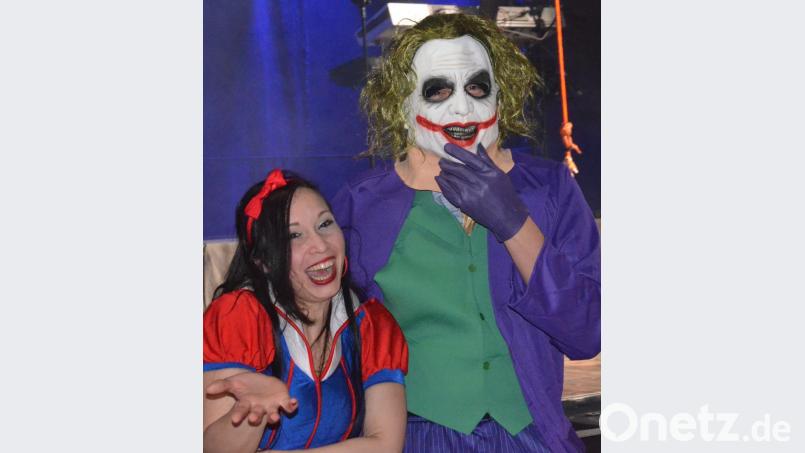 Stilbruch. Aber beim Lumpenball ist alles erlaubt. Der Joker flirtet mit Schneewittchen. Bild: Kunz