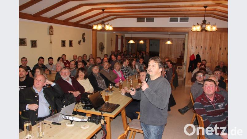 Hervorragend besucht war eine Infoversammlung zum Thema Dorfladen. Zweiter Bürgermeister Walter Frank (vorne) erläuterte, was bisher schon unternommen wurde. Bild: kro