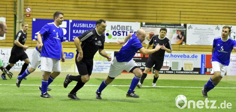 Szene aus dem Spiel des Veranstalters SG Illschwang/Schwend mit Alexander Heldrich (Mitte am Ball) gegen den 1. FC Edelsfeld. Bild: Hubert Ziegler