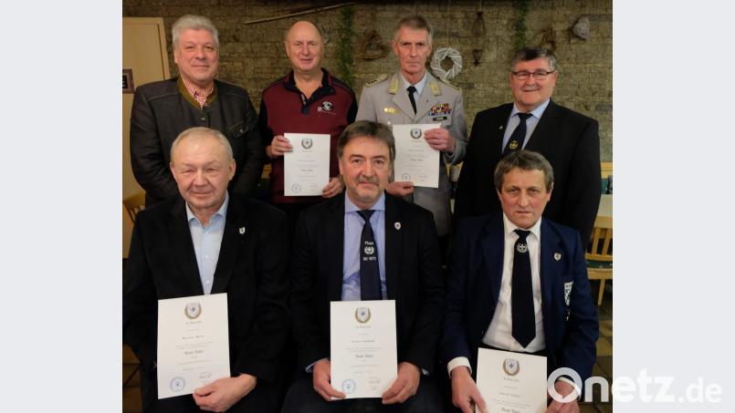 Vorsitzender Hans Eismann (hinten, Zweiter von rechts) und Kreisvorsitzender Heinrich Scheidler (hinten, rechts) ehren langjährige Mitglieder. Sitzend, von links: Werner Bock, Franz Schmidt und Anton Saller. Stehend, von links: Bürgermeister Günter Stich , Georg Zscherner. Bild: le