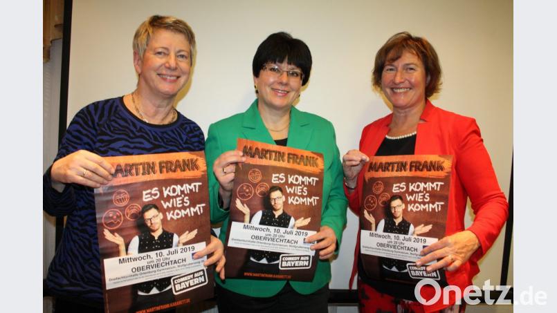 Die drei Vorsitzenden der Kunstfreunde, Anne Gierlach, Monika Krauß, Uschi Baumer (von rechts) laden zur Großveranstaltung mit dem Kabarettisten Martin Frank am 10. Juli in der OGO-Sporthalle. Bild: lg