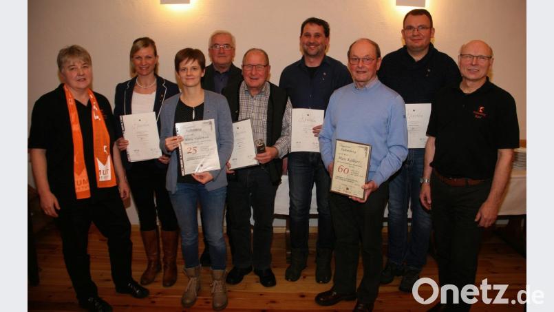 In den Mittelpunkt der Jahreshauptversammlung rückten auch Ehrungen langjähriger Kolpingsfamilien-Mitglieder. Die Glückwünsche übermittelten Karl Schreier (rechts) und die neue Vorsitzende Martina Mark (links). Bild: wro