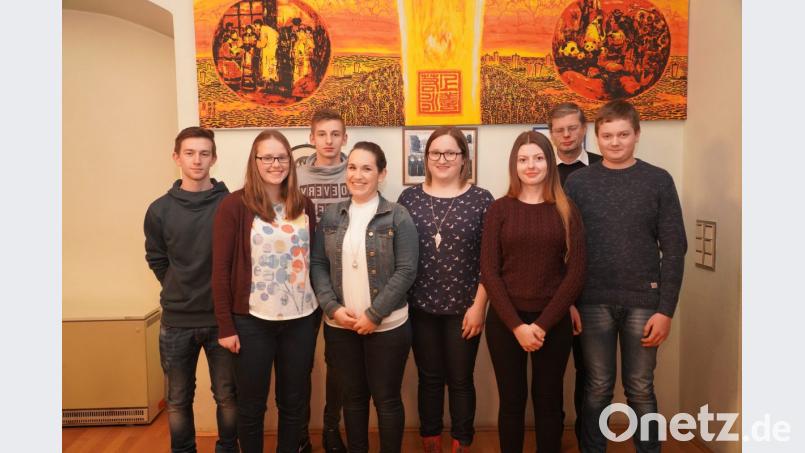 Pfarrer Norbert Götz (Zweiter von rechts) verabschiedet die Ministranten (von links) Simon Kleber, Lena Lukas, Ricco Pankotsch, Hannah-Sophia Hornstein, Anna-Marie Holfelner, Anja Szubartowicz und Christoph Weig. Bild: fvo