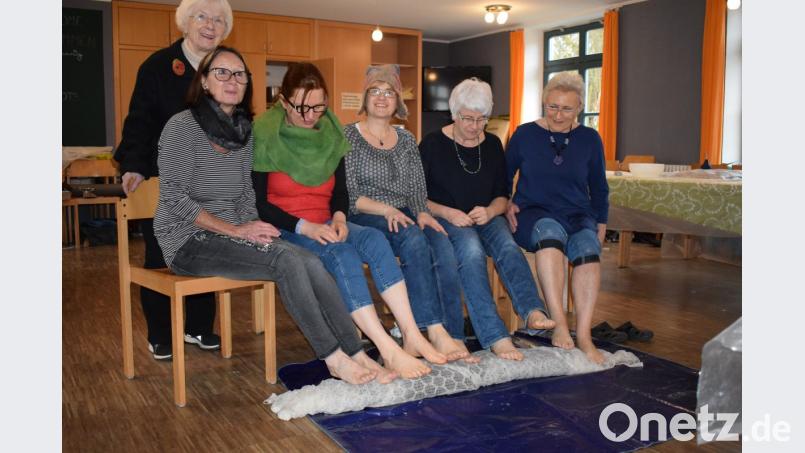 Bei großen Teilen müssen auch einmal die Füße zu Hilfe genommen werden. Auch das macht sichtlich Spaß. Bild: bnr