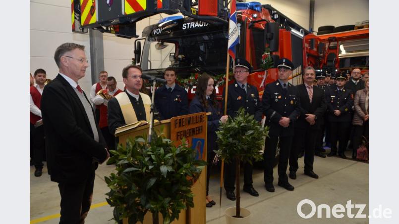 Der evangelische Stadtpfarrer Dieter Schinke und Dekan Alexander Hösl (von links) spenden dem Fahrzeug und allen Feuerwehrkräften, die damit umgehen, den kirchlichen Segen. Bild: dob