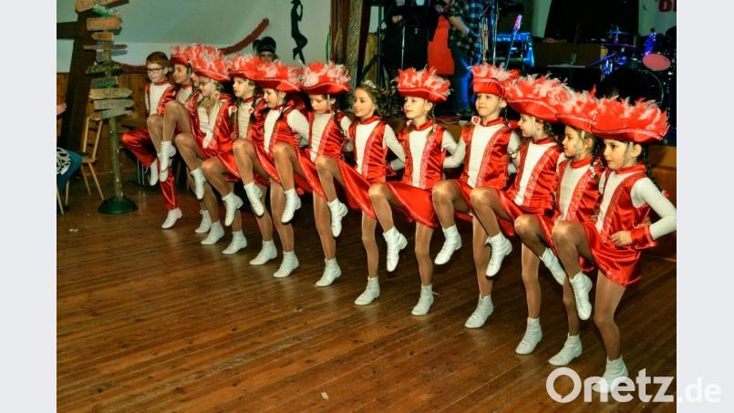 Die Kindergarde des Heimat- und Kulturvereins Freudenberg tritt beim Pfarrball in Wutschdorf auf. Bild: gio