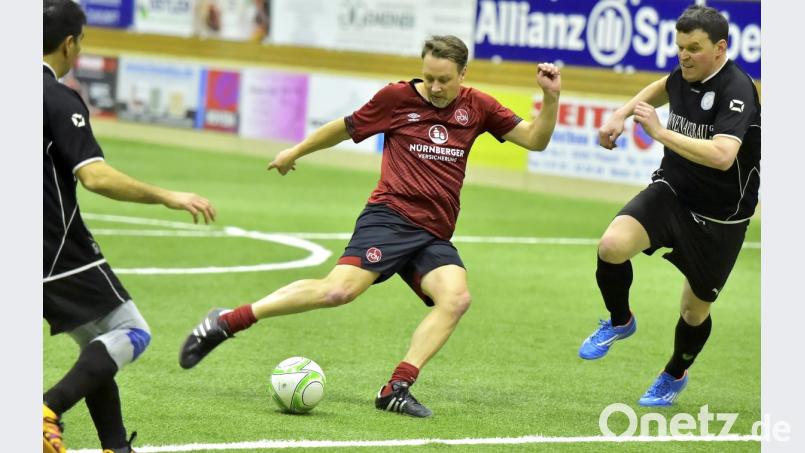 Szene aus dem Spie: 1. FC Nürnberg (Mitte am Ball) gegen die SF Ursulapoppenricht. Ergebnis: 3:3. Bild: Hubert Ziegler