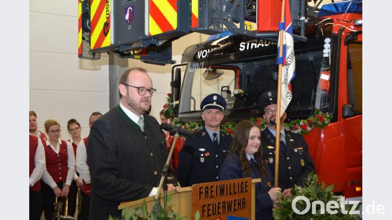 Landrat Andreas Meier stellt bei der Gratulation fest: &quot;Ein geiles Teil.&quot; Bild: dob