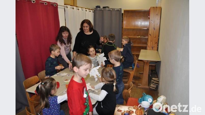 Vorleserin Sieglinde Lorenz (rechts) und Gabi Scharf vom Büchereiteam helfen beim Basteln. Bild: ak
