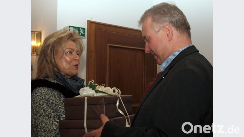 Verwaltungsangestellte Hildegard Baker gratuliert ihrem Chef zum runden Geburtstag. Bild: sön