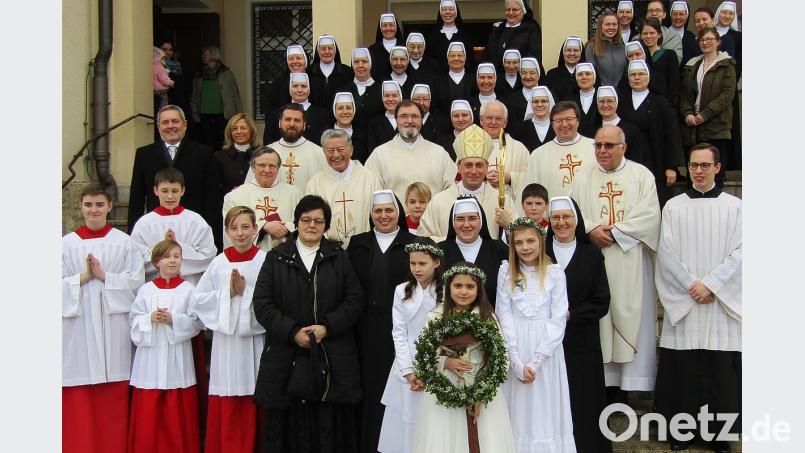 Freude über die engere Verbindung mit Gott nach der festlichen Profess-Feier bei (vorne Mitte, von links)die Mutter der Professin, Generaloberin Anežka Bednarová, Professin Sr. M. Paula Kühleitner, Provinzoberin Sr. M. Lucilla Hauser, dahinter der Bamberger Weihbischof Herwig Gössl. Bild: sck