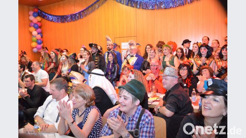 Ein buntes Faschingsvolk ist begeistert von der Mitternachtsshow. Bild: fz