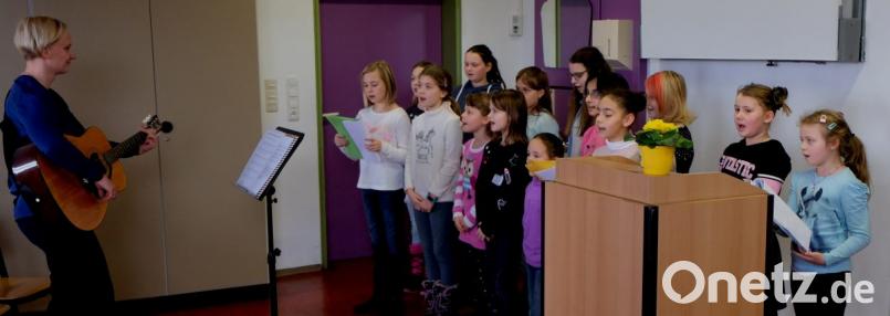 „Gemeinsam lachen macht uns Spaß&quot;, singt der Schulchor bei seiner Premiere und erfreut damit nicht nur die beiden Rektoren, sondern alle geladenen Festgäste. Bild: le