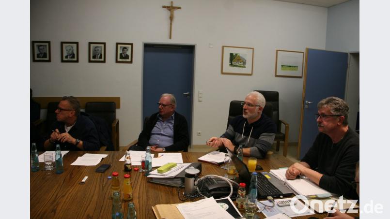 Über den aktuellen Sachstand beim interkommunalen Gewerbegebiet informierte Thomas Weiß (Zweiter von rechts) von der Verwaltungsgemeinschaft Wiesau. Bild: wro