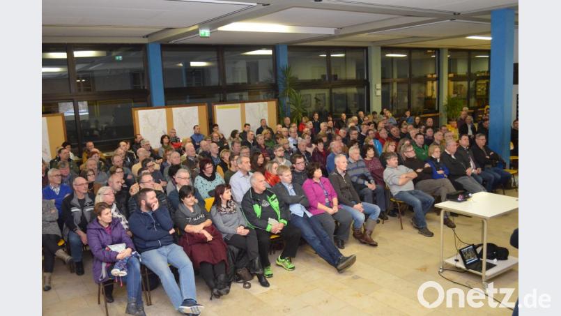 Die Stadtentwicklung interessiert an die 150 Bürger. In der Aula der Schule erfahren sie erste Ergebnisse. Bild: fz