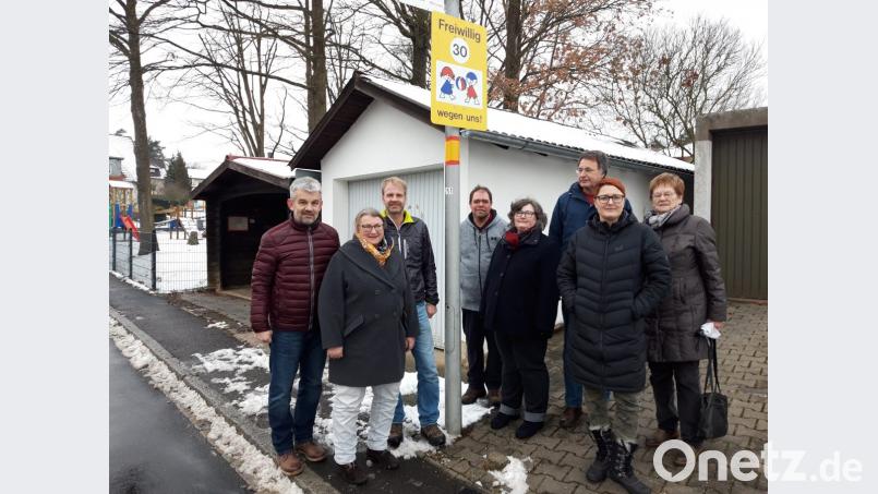 Die SPD spendiert zwei Schilder „Freiwillig 30“ als ersten Schritt zur Verkehrsberuhigung im Spielplatzbereich in der Häringloher Straße. Bild: wwl
