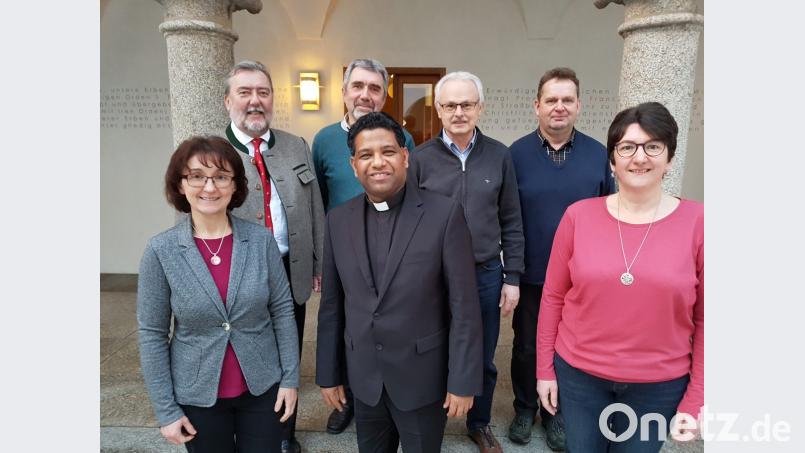 Die neue Kirchenverwaltung der Pfarrei Pfreimd (von links nach rechts): Maria Richthammer, Kirchenpfleger Hermann Gebhard, Josef Eichinger, Stadtpfarrer Georg Parampilthadathil , Hans Paulus, Franz Most und Margit Fischer. Bild: hir