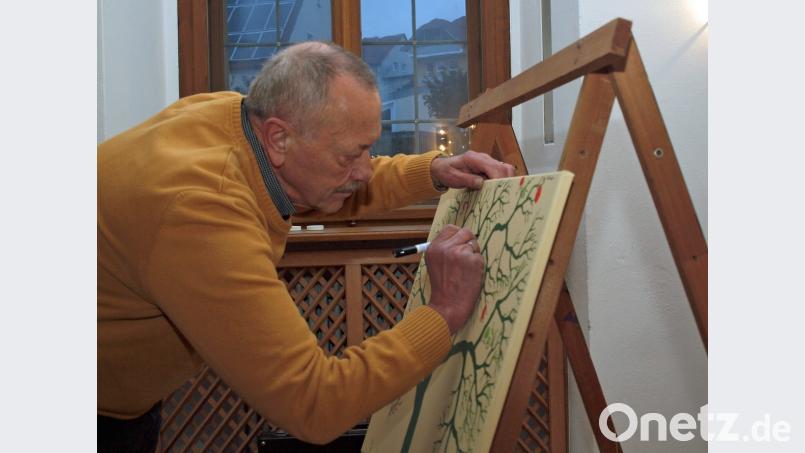 Erich Brem, Vorsitzender des Krieger- und Reservistenvereins, verewigt sich mit Fingerabdruck und Unterschrift auf der Bildtafel. Bild: sön