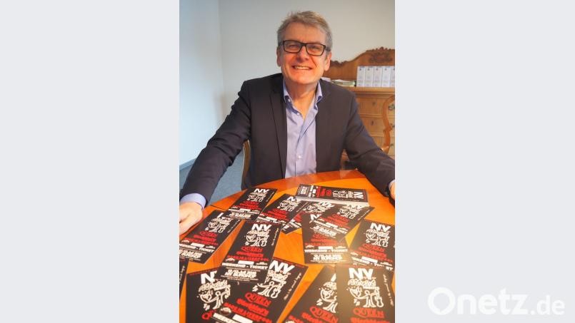 Organisator Martin Scharf hat bereits die Zwei-Tages-Tickets vor sich liegen, die es nur im Februar zum Sonderpreis von 25 Euro gibt. Bild: bl