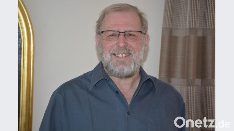 Pater Benedikt Leitmayr wurde im Regensburger Kolpinghaus von Diözesanbischof Rudolf Voderholzer der Ehrentitel Bischöflich Geistlicher Rat zugesprochen. Bild: jr