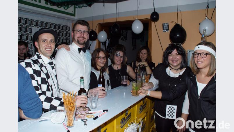 "Schwarz-Weiß/Schach matt" - Dem Motto entsprechend waren die Gäste beim Halli-Galli-Fasching im Sportheim kostümiert. Bild: mmj
