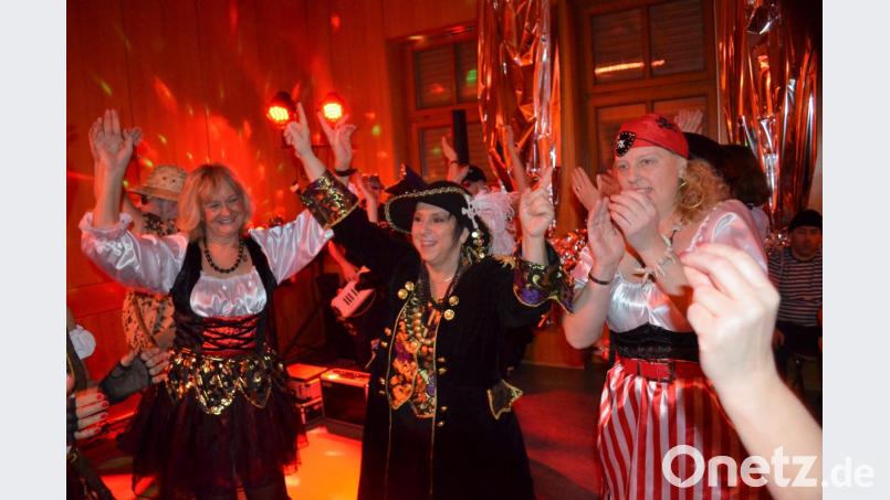 In herrlichen Kostümen feierten die Frauen. Bild: fz