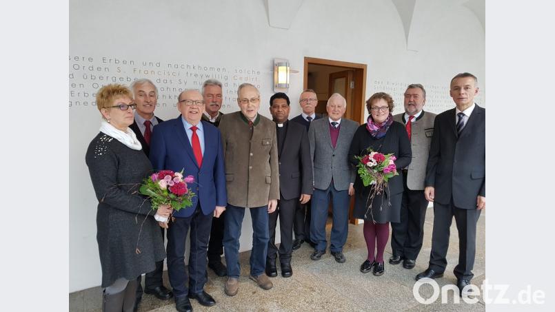 Zahlreiche ehrenamtlich Engagierte wurden von den Offiziellen der Pfarrei Pfreimd verabschiedet. Von links nach rechts: Gisela Graf (KV Saltendorf, 18 Jahre), Jakob Mutzbauer (Kirchenpfleger), Klaus Summer (PGR-Sprecher, 12,5 Jahre), Alfred Hammer (KV Pfreimd, 30 Jahre), Dr. Richard Bugl sen. (KV Pfreimd, 12 Jahre), Pfarrer P. Georg, Hans Prem (KV Pfreimd, 42 Jahre), Karl Hirmer (KV Pfreimd, 24 Jahre + 12 Jahre Kirchenpfleger), Michaela Kurz (KV Pfreimd, 6 Jahre), Kirchenpfleger Hermann Gebhard, PGR-Sprecher Alois Kleierl. Bild: hir