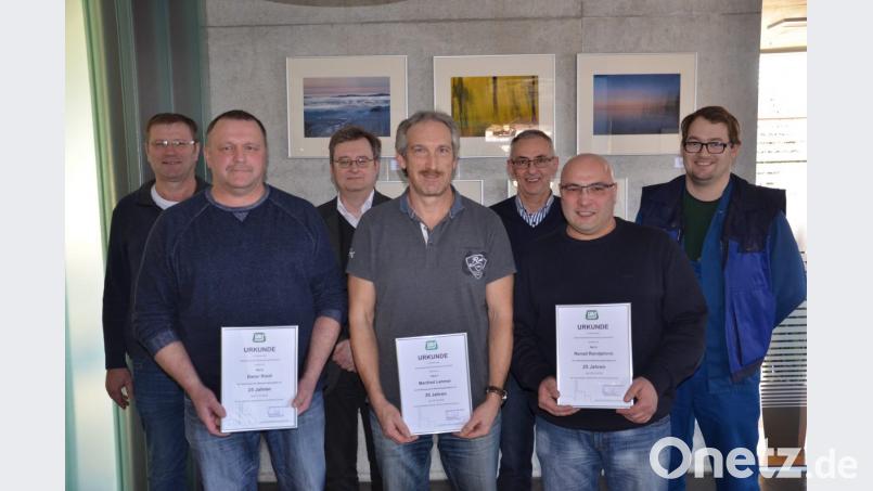 Verbandsdirektor Thomas Knoll (Dritter von links) gratulierte zusammen mit den zuständigen Vorgesetzten und Personalratsvertreter Markus Pirzer (rechts) den Arbeitsjubilaren des ZMS Dieter Roidl, Manfred Lehmer und Nenad Randjelovic (vordere Reihe mit Urkunden, von links) zu zusammen 85 Jahren Betriebszugehörigkeit. Bild: exb