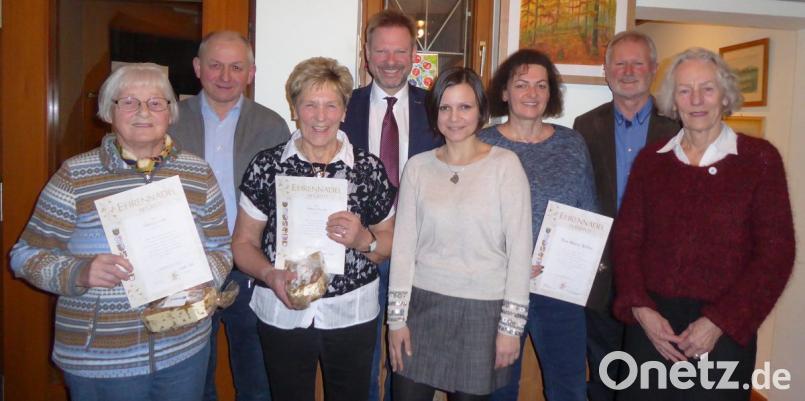 Die geehrten Mitglieder (von links): Helga Göbl, Freudenbergs 2. Bürgermeister Franz Weiß, Erna Saller, Bürgermeister Alwin Märkl, Vorsitzende Melanie Günther, Eva-Maria Koller, Eduard Eckl und Anette Ruttmann. Bild: jow