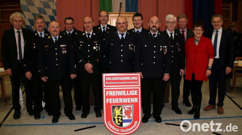 Im Mittelpunkt der Vollversammlung stehen auch Ehrungen langjähriger, verdienter Feuerwehrkameraden. Landrat Wolfgang Lippert (links), Mitterteichs Bürgermeister und stellvertretender Landrat Roland Grillmeier, Bezirksrätin Brigitte Scharf und Lothar Müller vom Bayerischen Gemeindetag (von rechts) gratulierten. Bild: wro