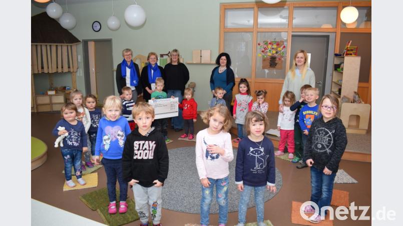 Der Frauenbund überraschte den Landkindergarten mit einer Spende von 500 Euro. Maria Zimmerer (links) und Vorsitzende Maria Müller (Mitte) übergaben den Betrag an die Leiterin der Einrichtung Sabine Maderer (Dritte von links) und ihrem Team. Mit einem Lied bedankten sich die Kinder. Bild: bnr