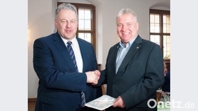 Auch Landrat Richard Reisinger (links) hatte für den Jubilar ein Präsent dabei. Bild: sön