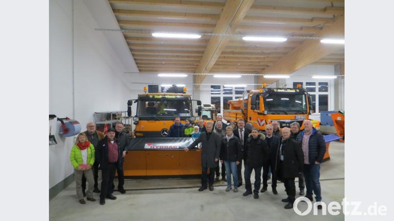 Fünf Millionen Euro hat Vilseck in einen zukunftsfähigen Bauhof investiert. Bei einem Rundgang überzeugen sich die Stadträte von dem gelungenen Werk. Bild: Stefanie Gradl