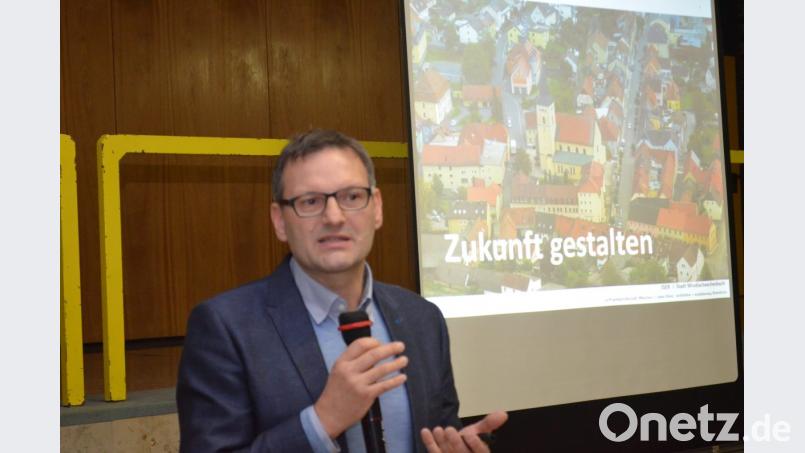 Planer Robert Leiner stellt das Ergebnis der Fragebogenaktion vor. Bild: fz