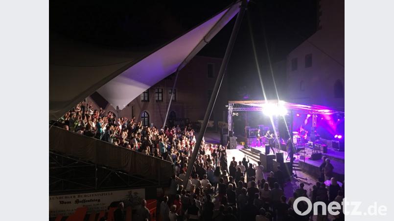 Vom Neunburger Burghof sollen auch die Fans von Rock, Pop oder Heavy Metal etwas haben, meint Martin Scharf und hat ein Wochenende Mitte Juli für mindestens drei Bands reserviert. Bild: exb