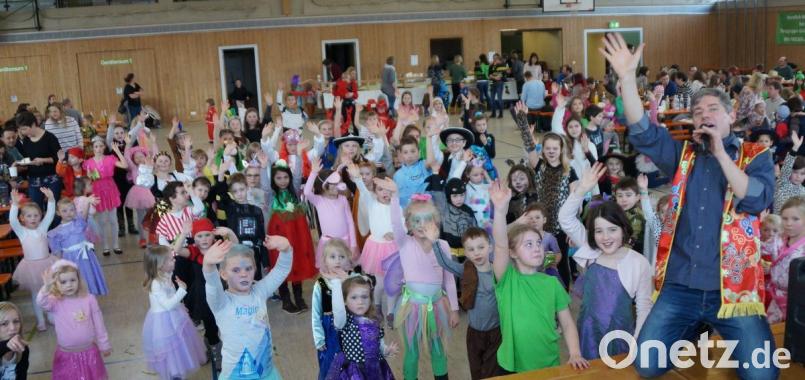 Beim Kinderfasching der Garde „Grün-Weiß“ hielt Entertainer Markus Lößl die Fäden routiniert in der Hand und hielt die jungen „Maschkerer“ immer auf Trab. Durch die vielen Spiele und die Musik von Norbert Vogl wurde es nie langweilig. Bild: weu