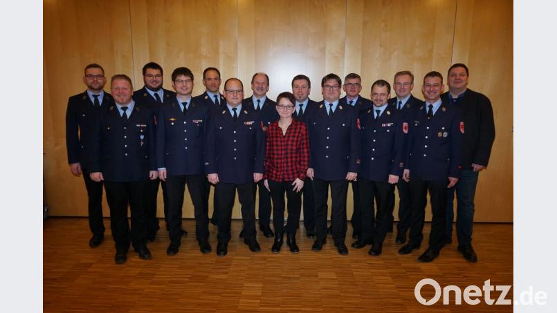 Sie stehen an der Spitze (von links) Patrick Avemaria, Thomas Wifling, Matthias Ziegelmeier, Markus Schleicher, Alexander Plank, Markus Plank, Josef Weigert, Julia Schleicher, Daniel Stahl, Manuel Büttner, Peter Böhm, Martin Plank, Manfred Tröppl, Sebastian Hiltner, Bürgermeister Christian Ziegler. Bild: nib