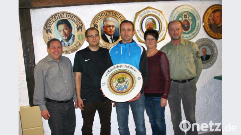 Bei der Preisverteilung gratulieren stellvertretender Schützenmeister Uwe Friedrich (links), der die Scheibe gestiftet hatte, und Schützenmeister Werner Wendl (rechts) den Gewinnern Alexander Rösl (Mitte), Michael Bauer und Anita Bauer Bild: ufh
