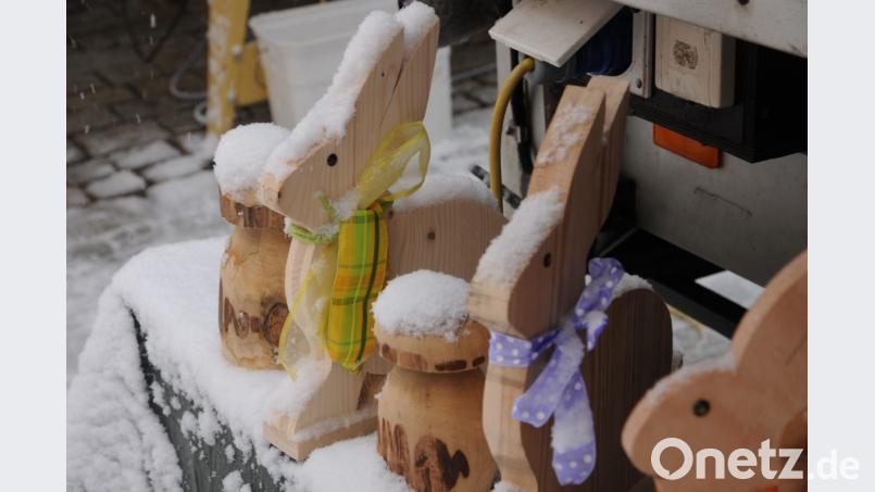 Sie sahen nur wenige Besucher: Diese seltenen Schneehasen wären eigentlich günstig zu haben gewesen, aber am Lichtmessmarkt ging es Sonntag eher gemütlich zu. Bild: ge